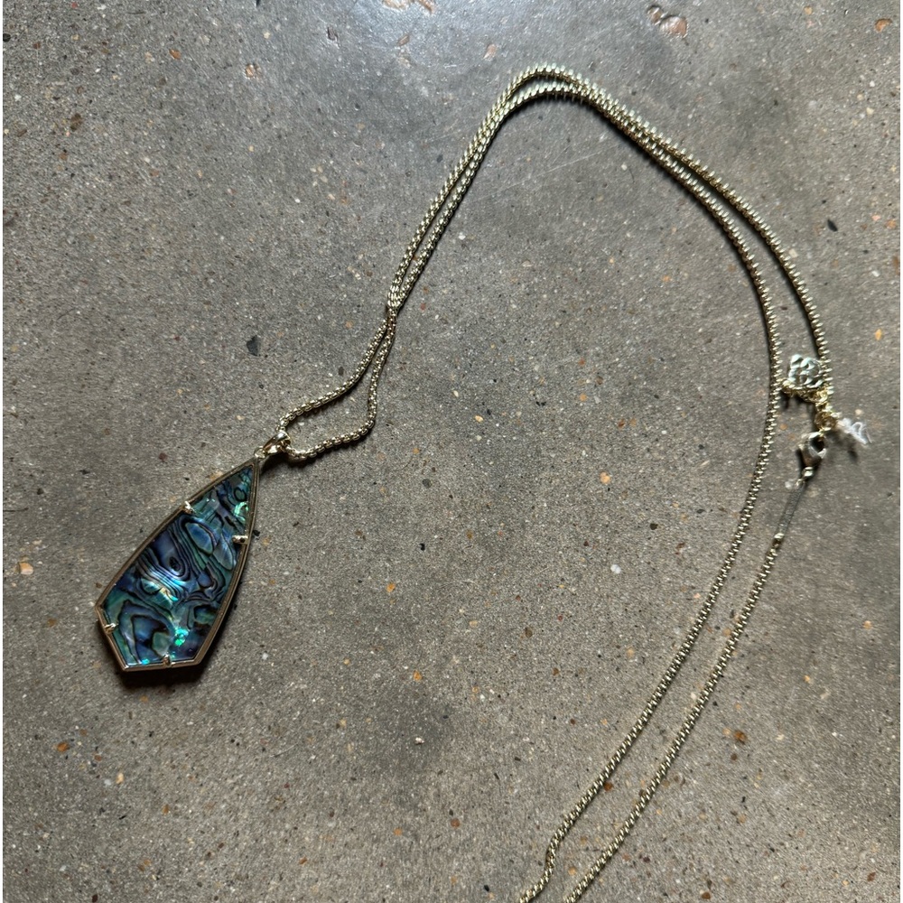 Kendra Scott necklace